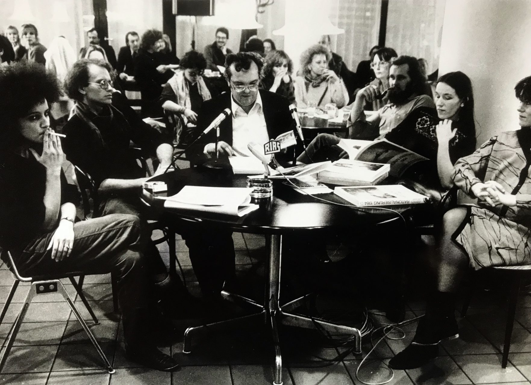 Dieter Ruckhaberle bei der Pressekonferenz zur Ausstellung "Rationalisierung", 1984, Staatliche Kunsthalle Berlin (c) Henschel