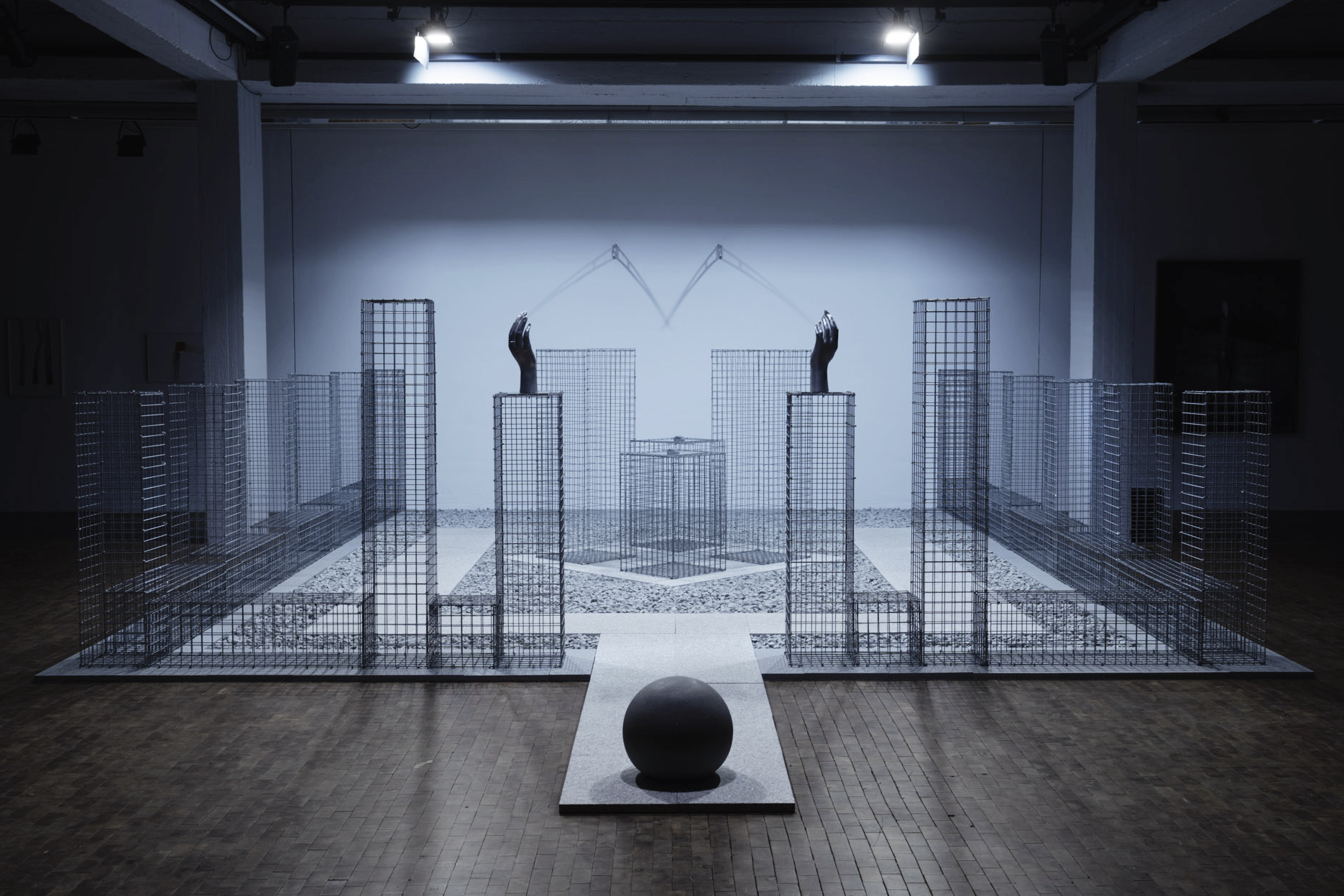 Emma Adler, POV: o Mutter deine Blumen bleich wie du im Neonlicht (2024), Installationsansichten Akademie der Künste, Berlin