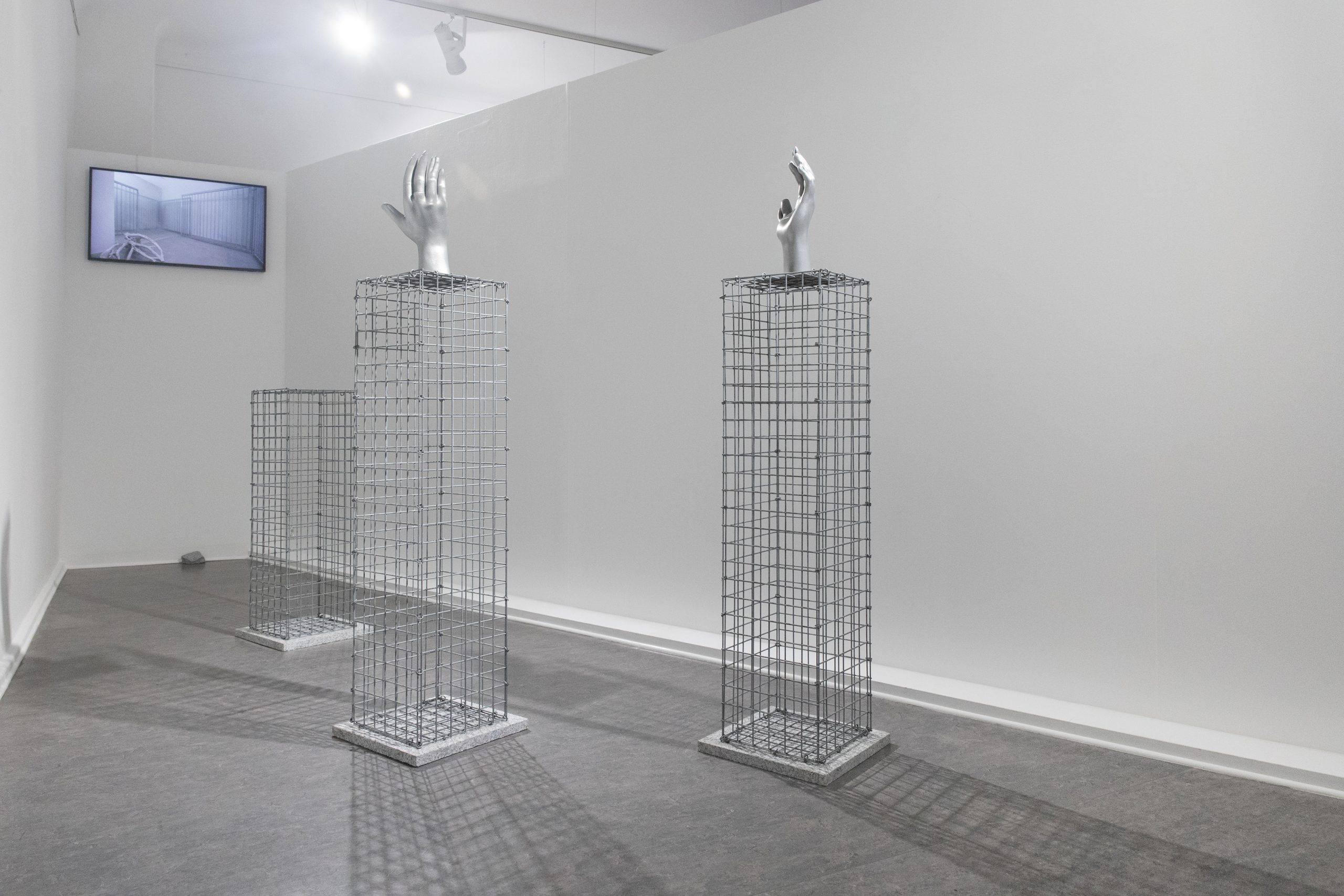 Emma Adler, Die Warheit, 2024, Gabions, 3D prints, aluminium, stainless steel, granite / STRG-Z (Feier), 2024, HD Video (c) Silke Briel