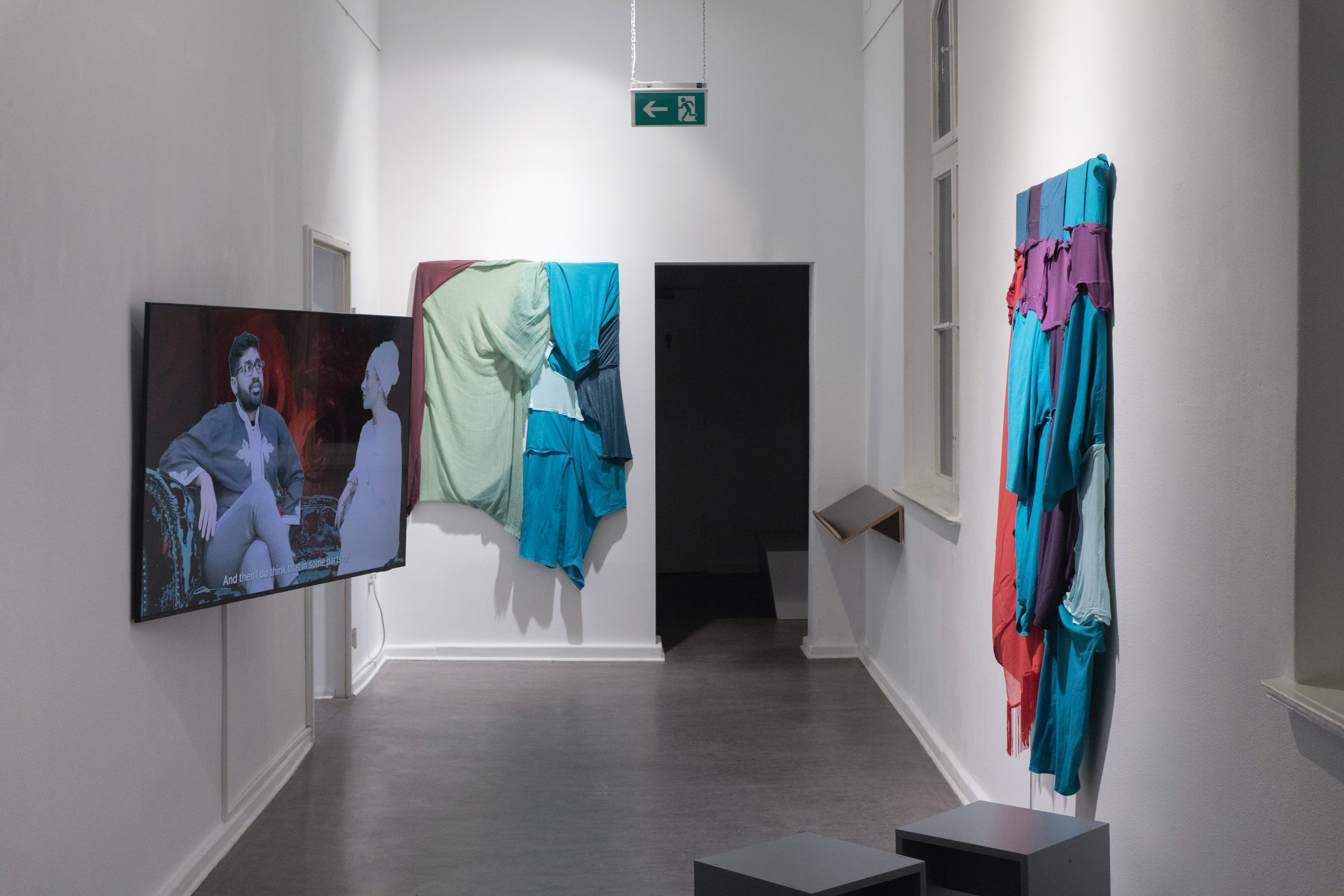 Anna Ehrenstein: Bitches on their Deen, 2024, HD Video / Projection Screen Studies, 2024, textile wall works (c) Silke Briel